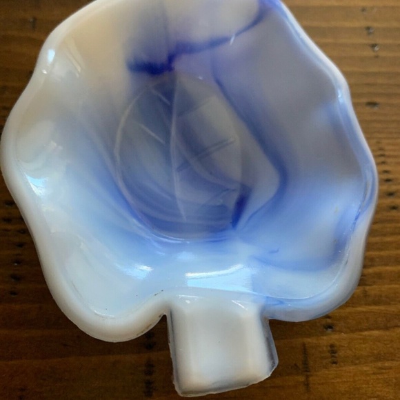 Akro Ashtray Leaf Blue Opaque Swirl Glass Akro Ashtray Vintage Ashtray Beautiful - Picture 2 of 7